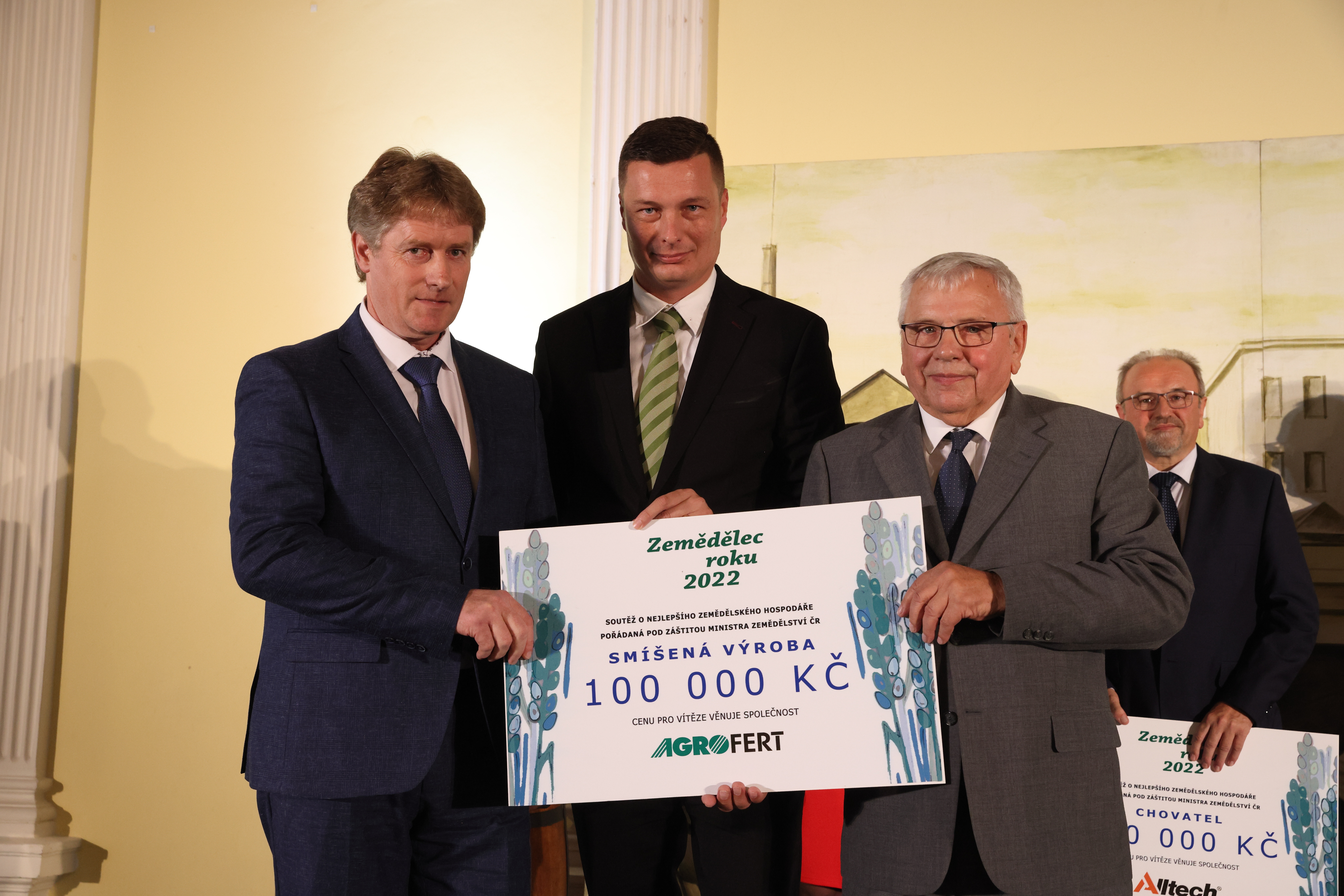 Milan Škvor předává cenu na soutěži Zemědělce roku v kategorii Smíšená výroba